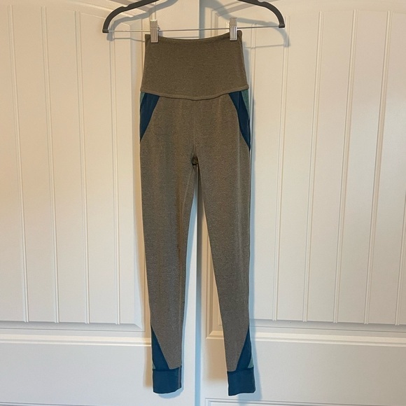 Beyond Yoga space dye grey and blue color block high rise leggings size XS - Picture 8 of 10